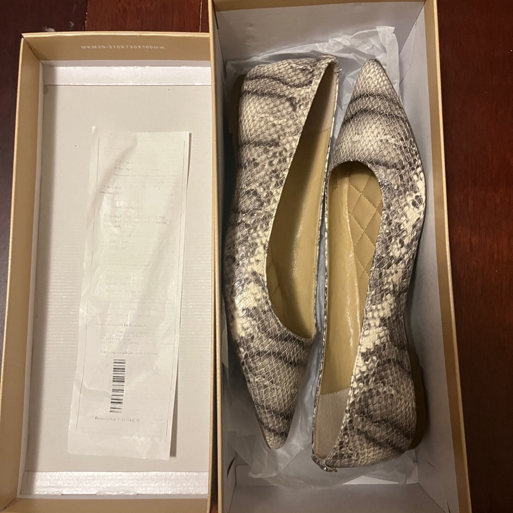 NIB Michael Kors Arianna flat embossed leather flats